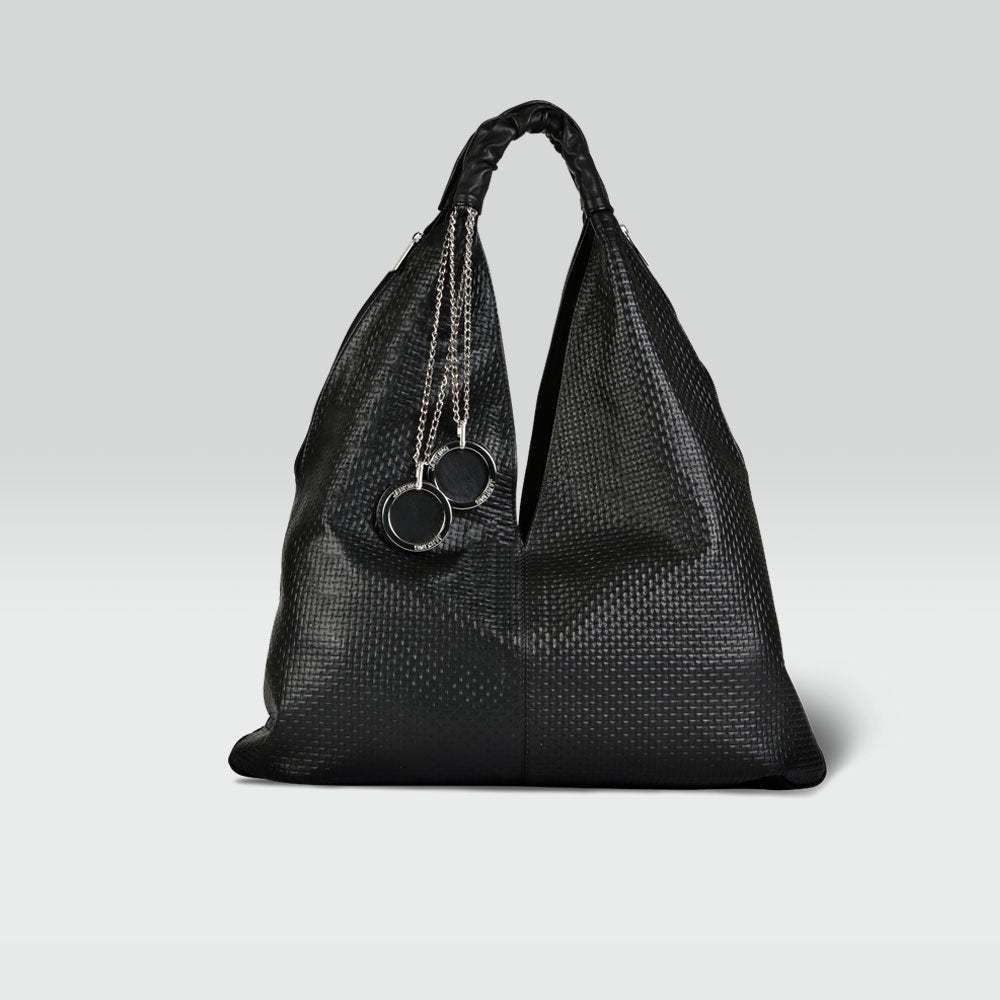 Bolso negro con texturas y detalles metálicos
